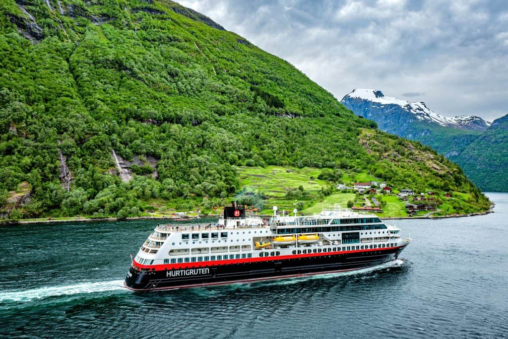 Cruiseschip Hurtigruten in een fjord in Noorwegen