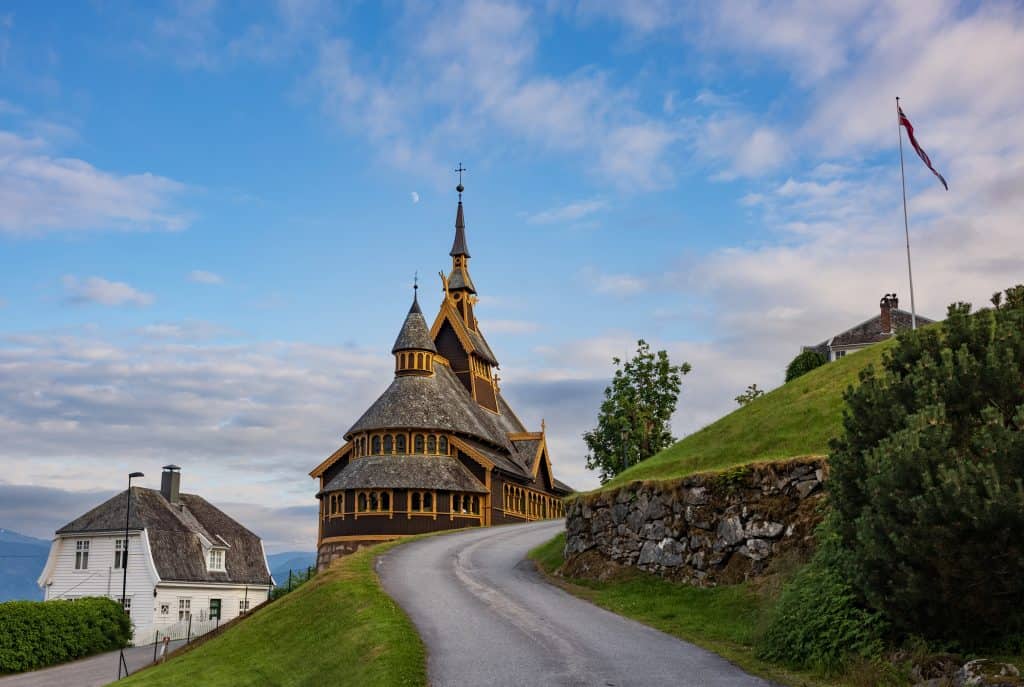 Staafkerk in Balestrand in Sognefjord, Noorwegen