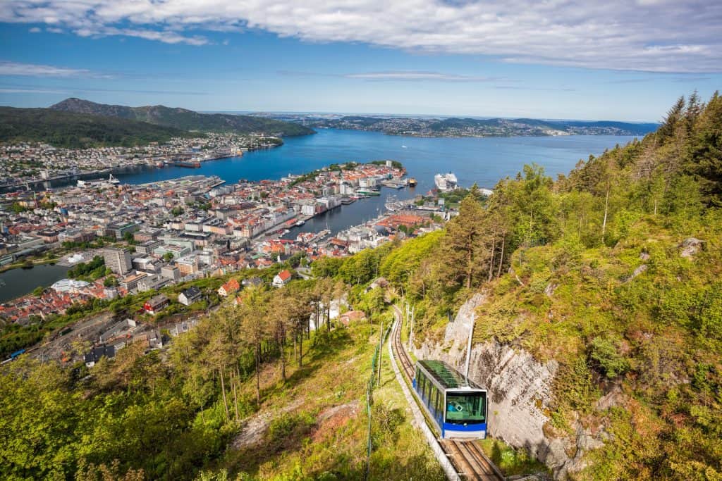 Uitzicht over de stad en haven van Bergen in Noorwegen
