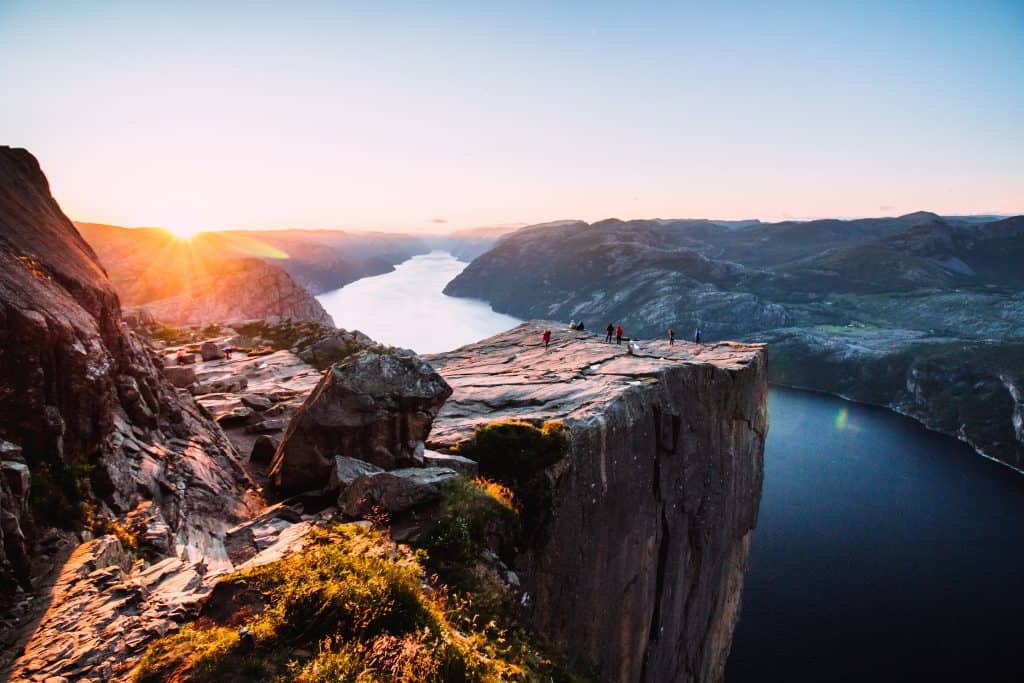 Uitzicht op Preikestolen in Noorwegen tijdens zonsondergang